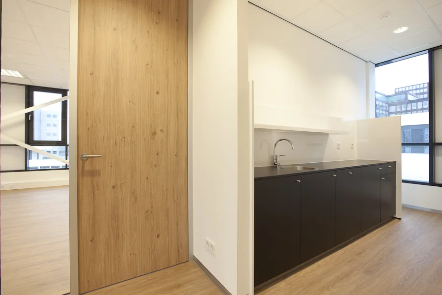 Moderne kantoorruimte aan de De Boelelaan met een kleine keuken en houten vloer.